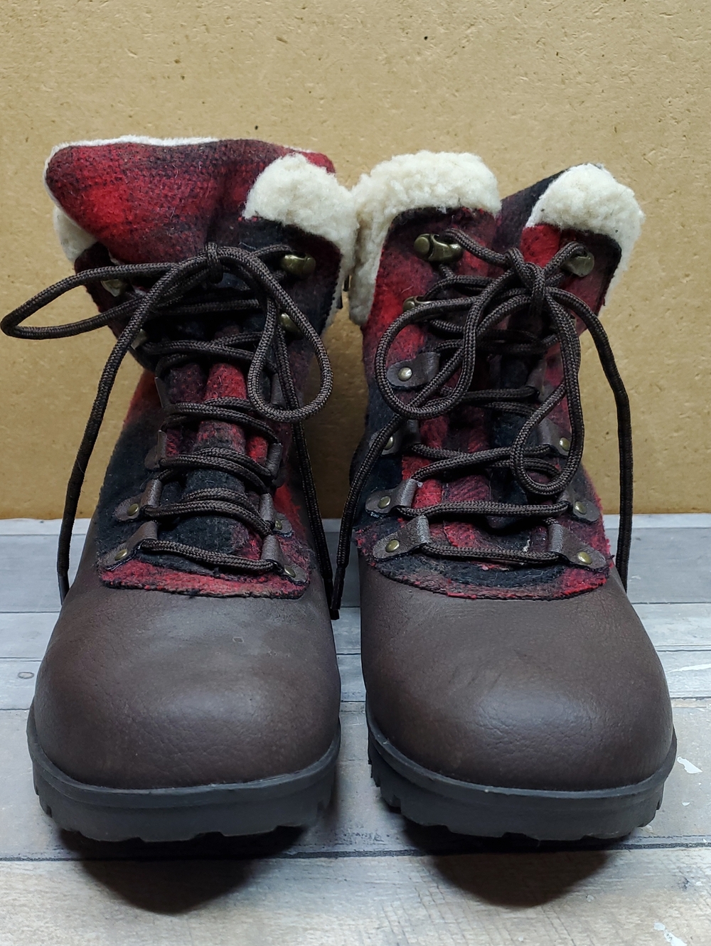JBU Women's Redrock Water Resistant Red Plaid with Brown Boot Size 8.5 NWT